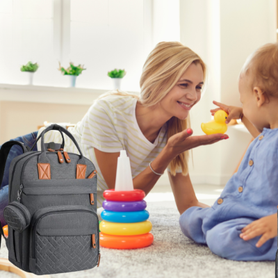 Sac-à-dos-à-langer-bébé-heureux.