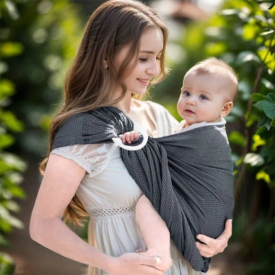 Bebe heureux avec echarpe de portage