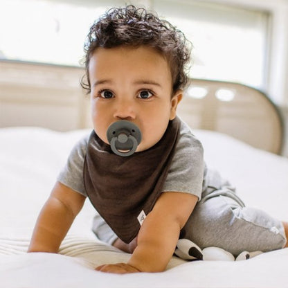 bébé-apaisé-avec-doudou-hypoallergénique-lavable