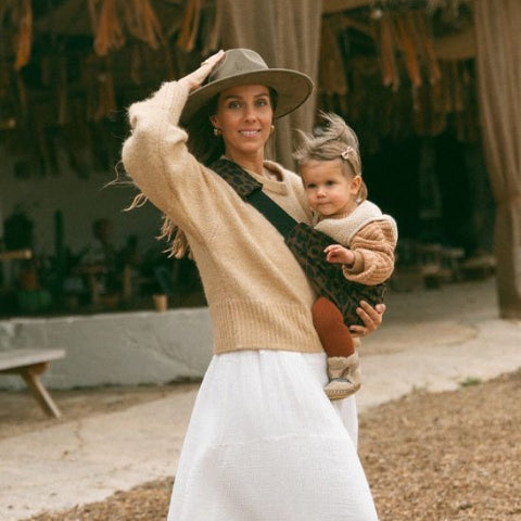 bebe-se-sent-en-securite-en-echarpe-de-portage