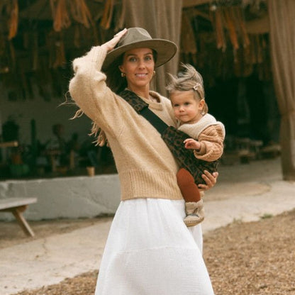 bebe-se-sent-en-securite-en-echarpe-de-portage