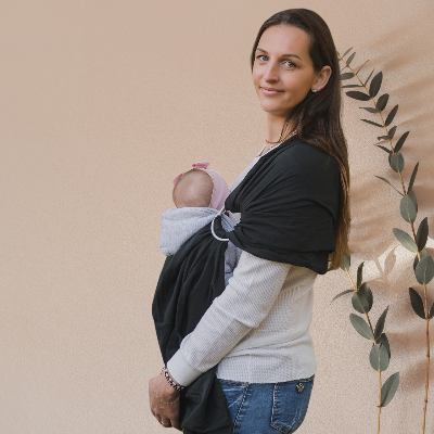 bebe endormie echarpe de portage anneaux