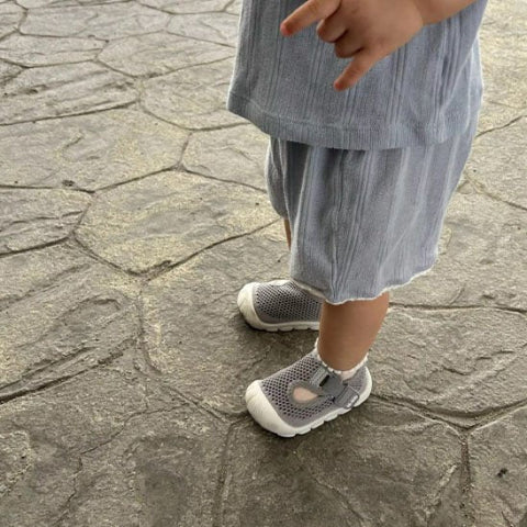 Chaussure bebe avec bout renforcé pour une meilleure protection du pied