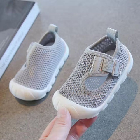 Chaussure bebe gris facile à enfiler grâce à la languette arrière pratique