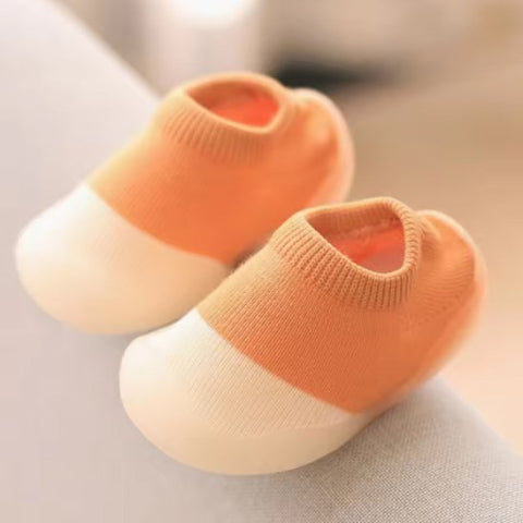 Chaussure pour bébé fille ou garçon facile à enfiler et agréable à porter