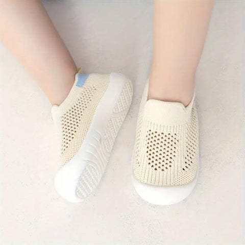 Chaussure bebe lavable et durable adaptée à un usage quotidien intensif