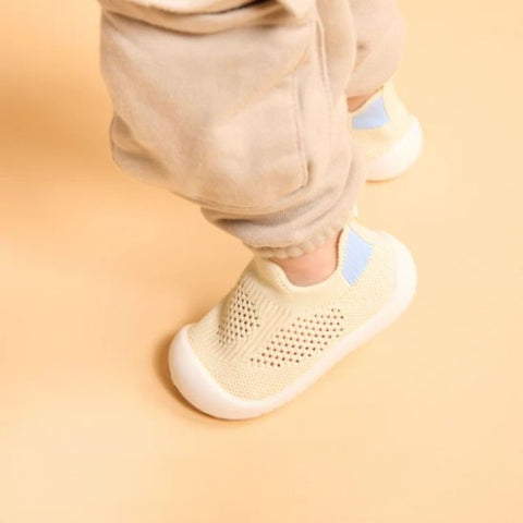 Chaussure bebe confortable avec maintien sécurisé de la cheville