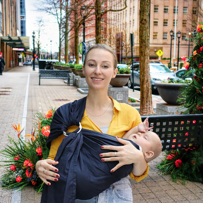 Écharpe de portage bébé endormie confortablement