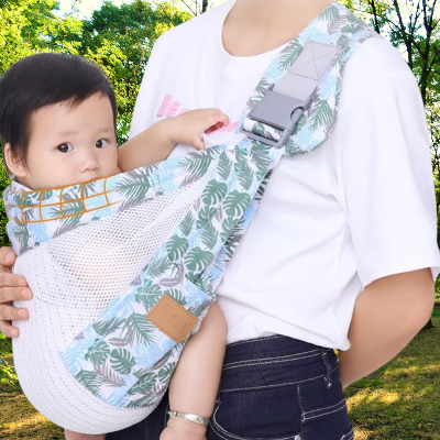 maman-portant-bebe-en-echarpe-de-portage-lors-d-une-promenade-en-exterieur