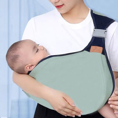 maman-portant-bebe-en-echarpe-de-portage-confortable