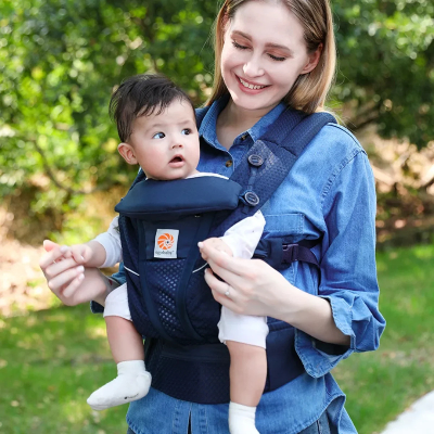 Maman porte son garçon avec porte bebe kangourou bleu