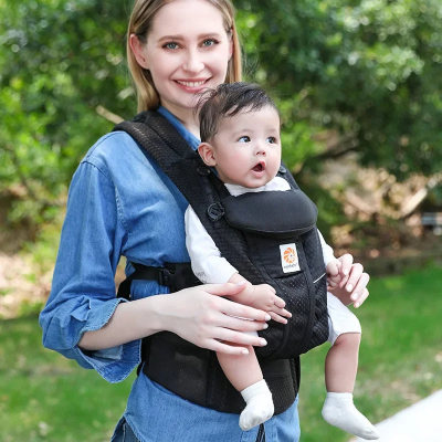 Maman porte son garçon avec porte bebe kangourou noir